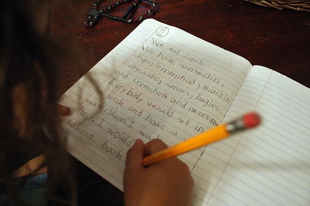 Membantu anak belajar menulis rapi dan mudah dibaca