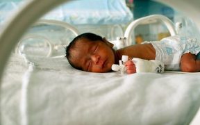 Lagi, Bayi 2 Bulan Muntah Darah dan Infeksi Paru Akibat Hirup Asap Rokok