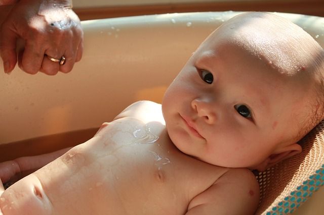 Berendam air hangat membantu merawat kulit bayi agar sehat dan lembab