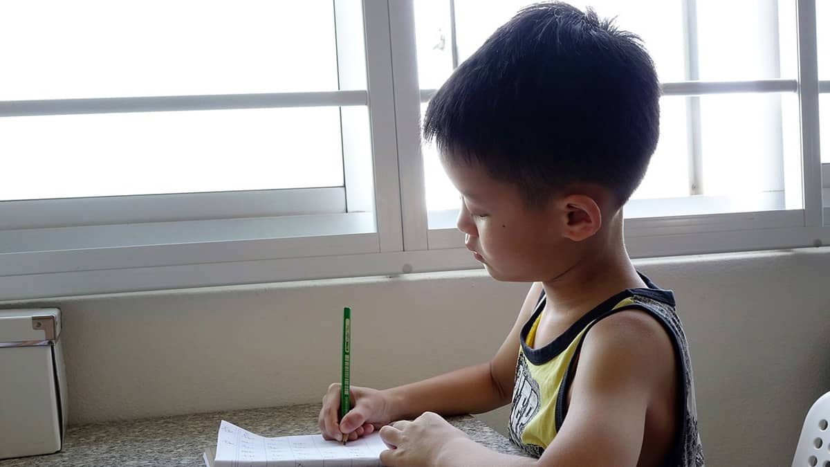 Tips agar Anak Menulis dengan Rapi di Usia Dini