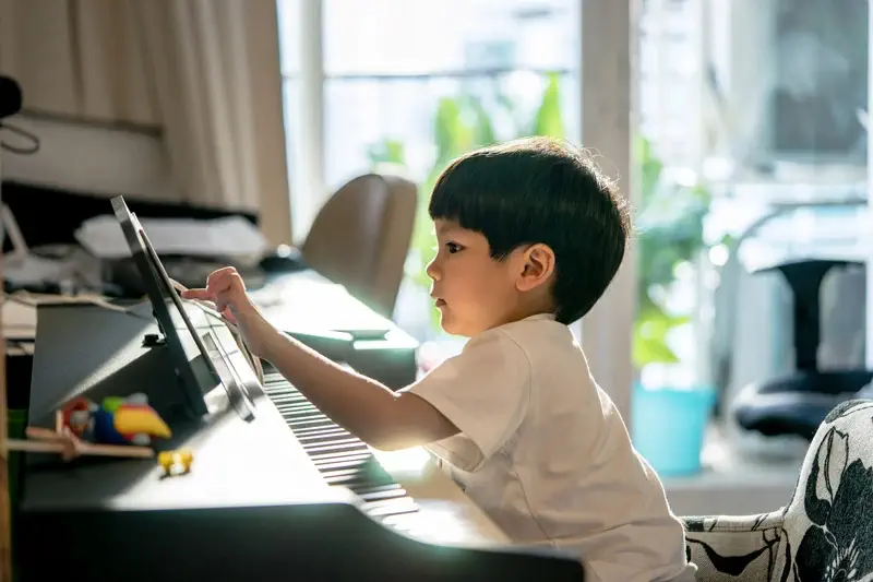 Mengarahkan anak dengan hobi yang mendukung prestasi akademis seperti bermain piano